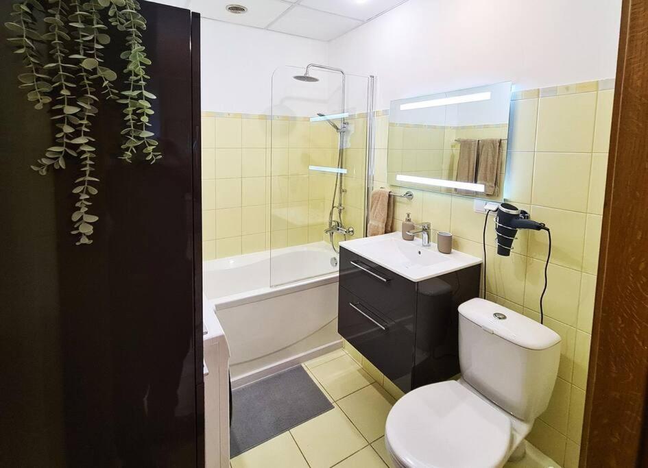 Appartement Stylish With Parking & Spacious Balcony